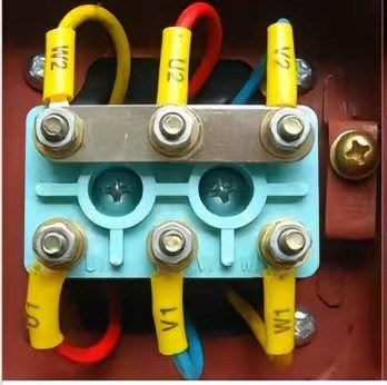 Соединения трехфазного асинхронного двигателя: звезда (Y) и треугольник (Δ) Соединения трехфазного асинхронного двигателя: звезда (Y) и треугольник (Δ)