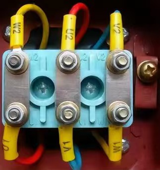 Соединения трехфазного асинхронного двигателя: звезда (Y) и треугольник (Δ) Соединения трехфазного асинхронного двигателя: звезда (Y) и треугольник (Δ)